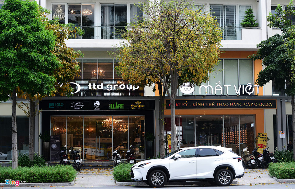 Khu đô thị xa hoa đối lập những ngôi nhà nát giữa lòng Thủ Thiêm